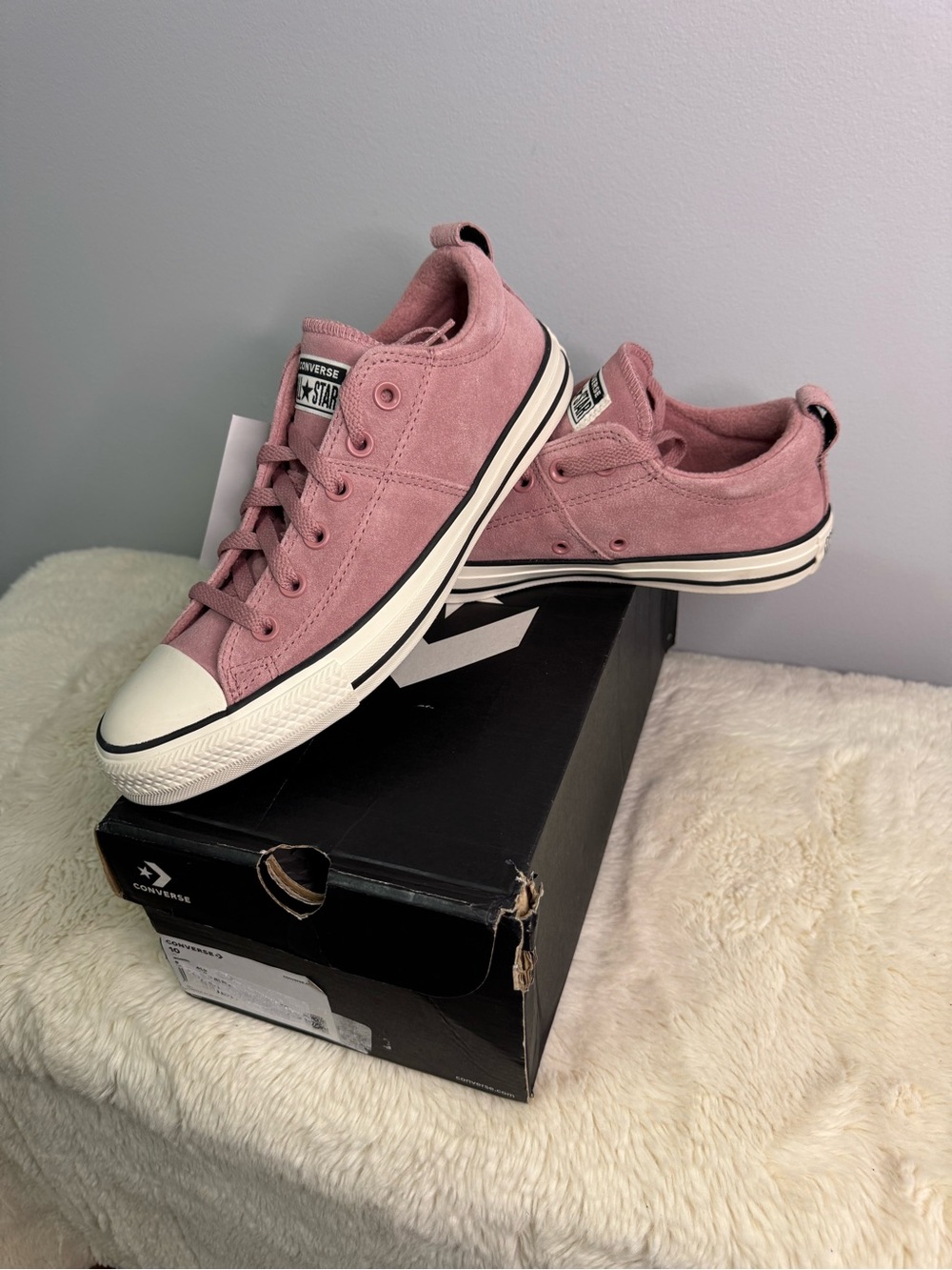 New in Box 🌸Converse Low in Blush Pink Suede | Size 10